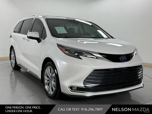 Used 2024 Toyota Sienna Platinum FWD image 4