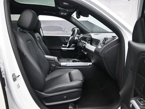 Used 2025 Mercedes-Benz GLB 250 4MATIC image 29