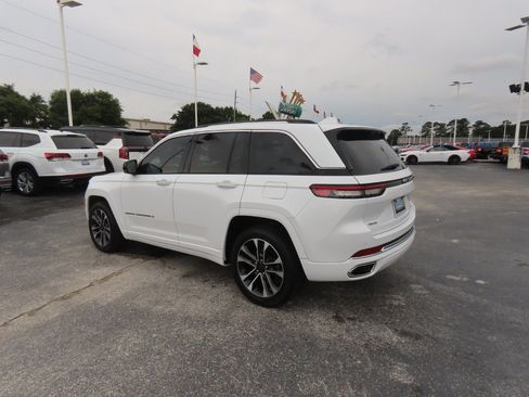 Used 2022 Jeep Grand Cherokee Overland w/ Luxury Tech Group IV AWD/4WD image 17