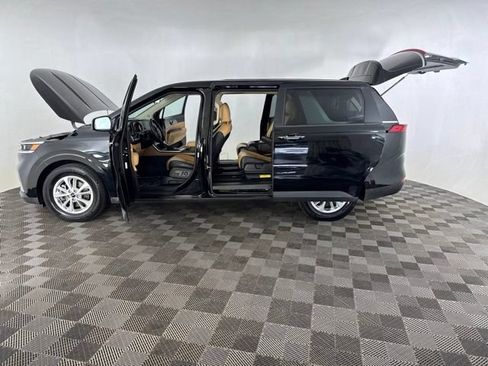 Used 2023 Kia Carnival LX FWD image 11
