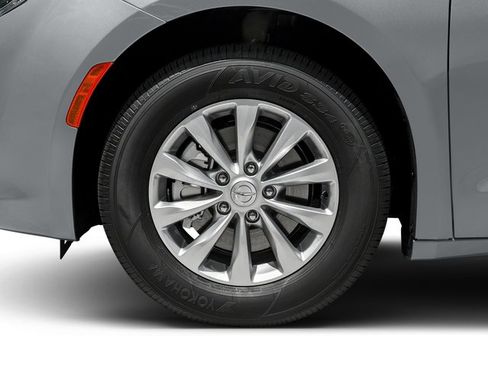 Certified 2017 Chrysler Pacifica Touring-L w/ Tire & Wheel Group FWD image 11