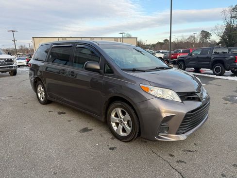 Used 2020 Toyota Sienna L image 9