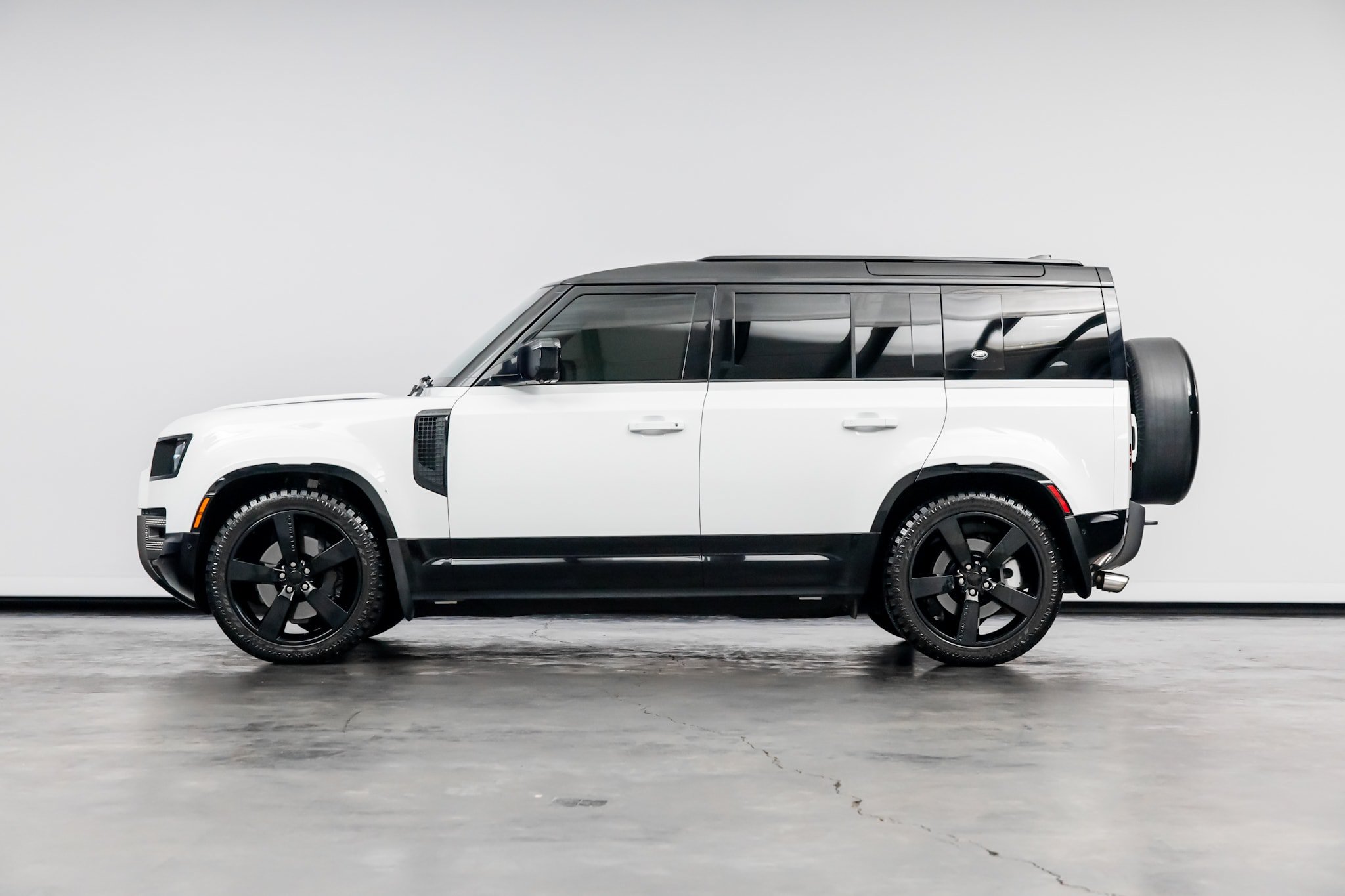 Used 2023 Land Rover Defender 110 X-Dynamic SE AWD/4WD image 9
