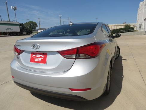 Used 2014 Hyundai Elantra SE w/ Option Group 02 FWD image 4