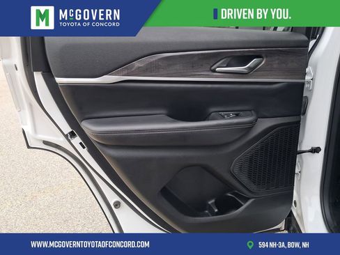 Used 2023 Jeep Grand Cherokee Limited w/ Black Appearance Package AWD/4WD image 21