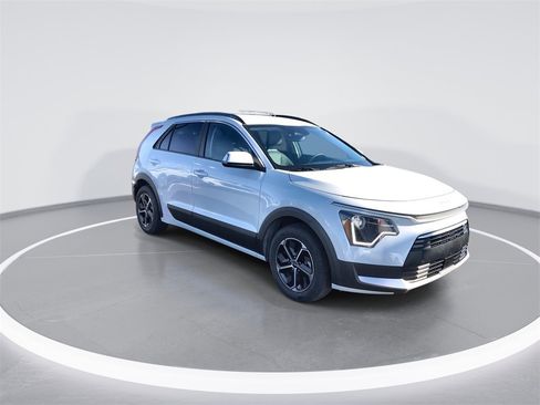 Used 2024 Kia Niro EX image 2