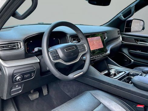 Certified 2024 Jeep Wagoneer L Series II w/ Flexible Seating Group RWD image 18