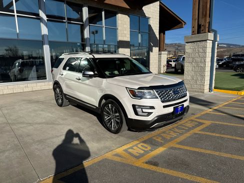 Used 2017 Ford Explorer Platinum image 3