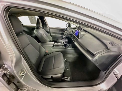 Used 2025 Toyota Prius LE FWD image 32