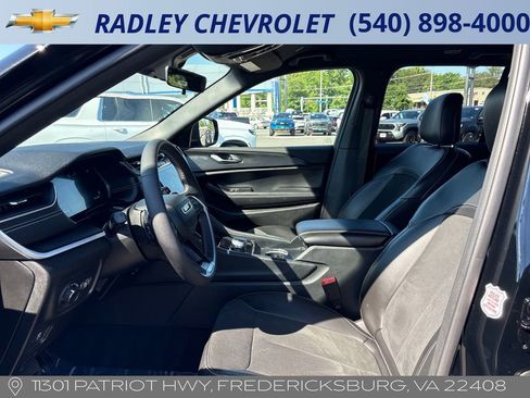 Used 2025 Jeep Grand Cherokee Altitude AWD/4WD image 3