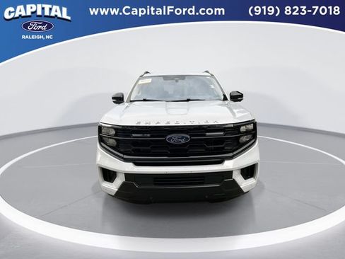 Used 2025 Ford Expedition Active AWD/4WD image 3