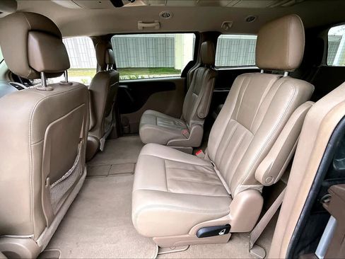 Used 2016 Chrysler Town & Country Touring image 17