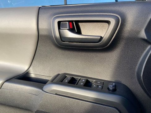 Used 2022 Toyota Tacoma SR w/ SR Convenience Package image 10