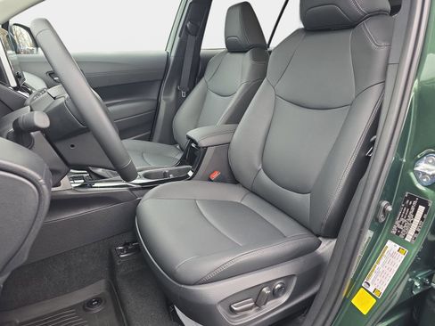 Used 2025 Toyota Corolla Cross XLE w/ Convenience Package image 15