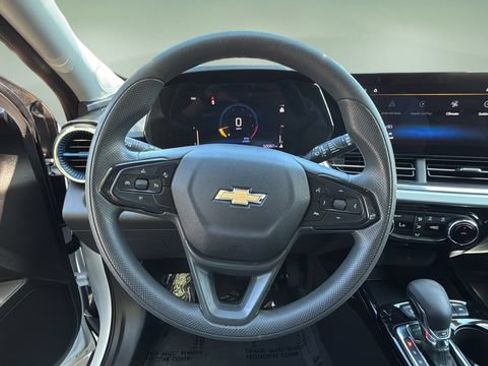 Used 2025 Chevrolet Trax LT FWD image 13