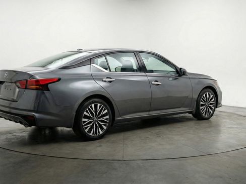 Used 2025 Nissan Altima 2.5 SV image 9