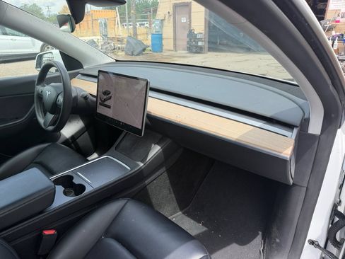 Used 2021 Tesla Model Y Long Range AWD/4WD image 16