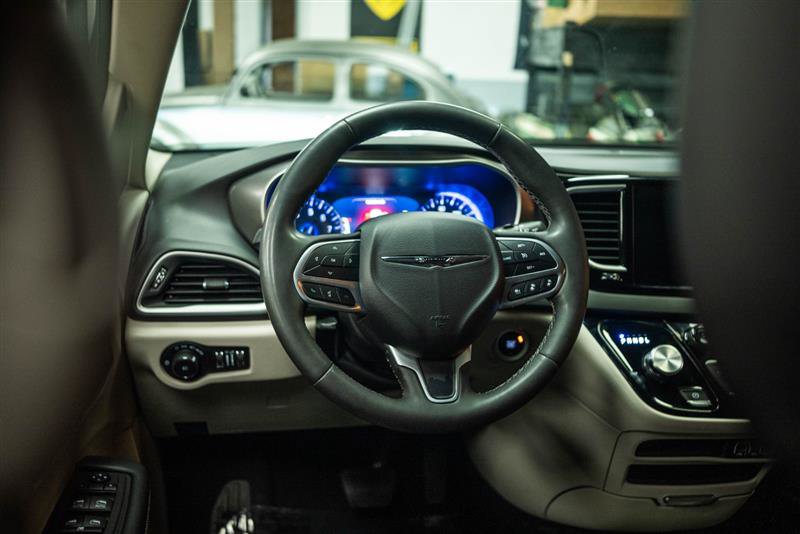 Used 2023 Chrysler Pacifica Touring-L FWD image 15