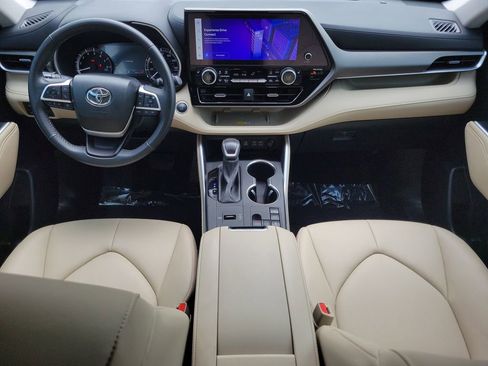 Used 2024 Toyota Highlander XLE FWD image 11