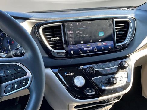 Used 2023 Chrysler Pacifica Touring-L FWD image 10