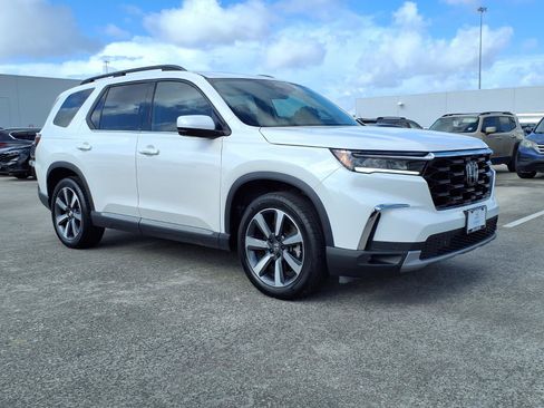 Certified 2025 Honda Pilot Touring image 2