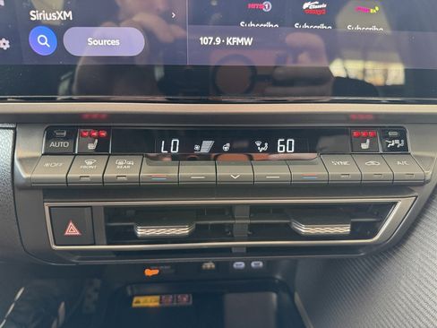 Used 2025 Toyota Camry SE w/ Multimedia Upgrade Package image 20