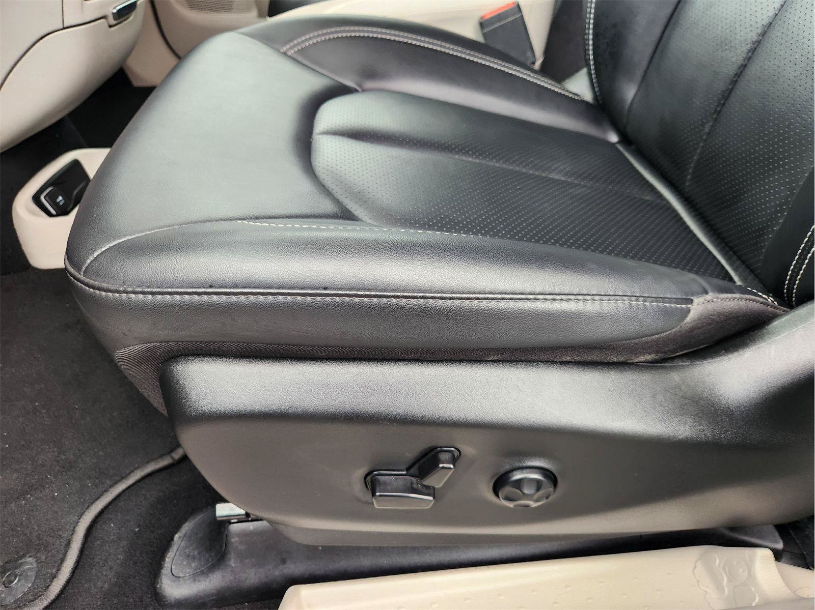 Used 2024 Chrysler Pacifica Touring-L FWD image 24