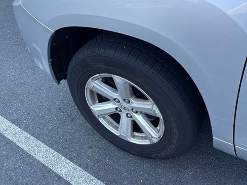 Used 2010 Toyota Highlander SE AWD/4WD image 7