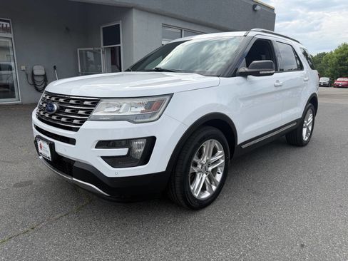 Used 2016 Ford Explorer XLT w/ Equipment Group 202A AWD/4WD image 3