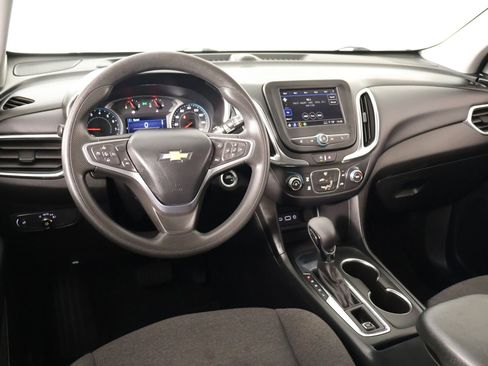 Used 2022 Chevrolet Equinox LT image 2