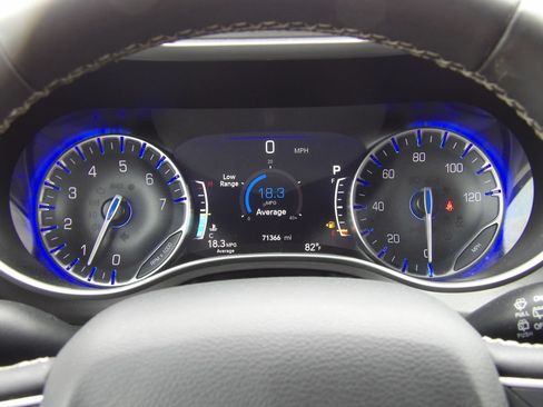 Used 2024 Chrysler Pacifica Touring-L FWD image 16