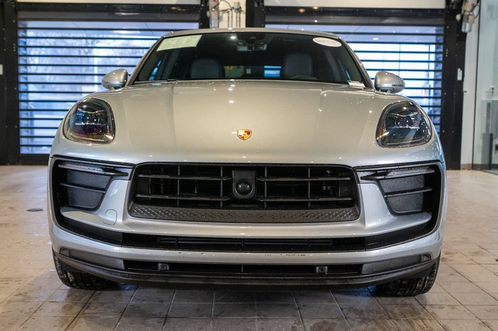 Certified 2025 Porsche Macan AWD/4WD image 6