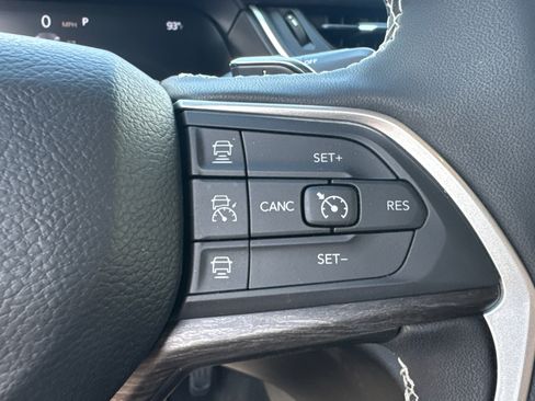 Used 2025 Jeep Grand Cherokee Limited AWD/4WD image 32