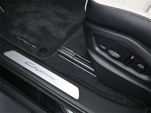 New 2025 Porsche Cayenne E-Hybrid image 17