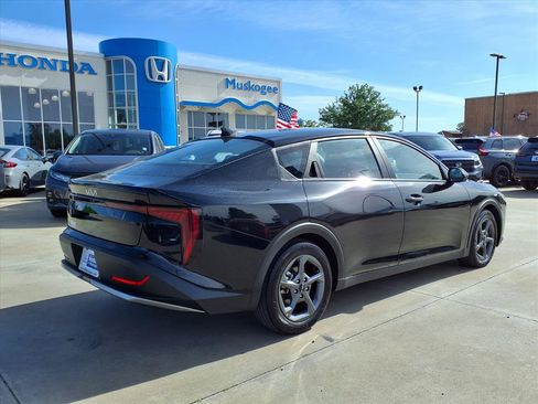 Used 2025 Kia K4 FWD image 2