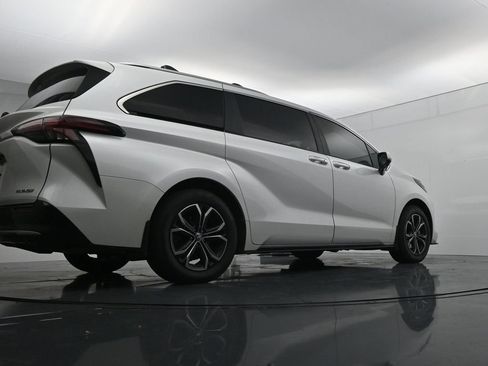 Used 2025 Toyota Sienna Platinum AWD/4WD image 23