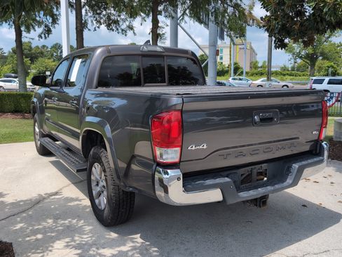 Used 2017 Toyota Tacoma SR5 w/ Tow Package AWD/4WD image 8
