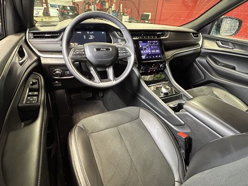 Certified 2025 Jeep Grand Cherokee Altitude image 23