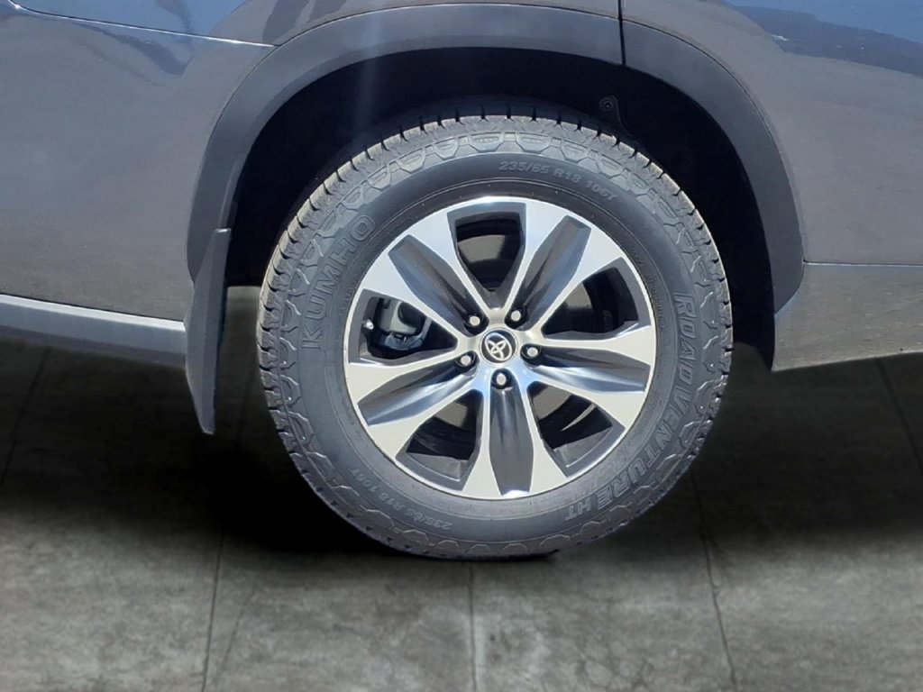 Used 2024 Toyota Highlander XLE AWD/4WD image 25