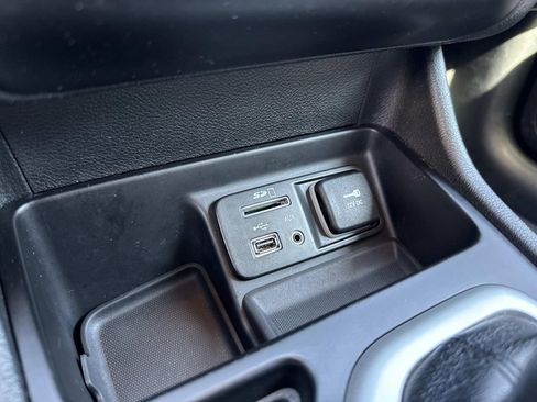 Used 2017 Jeep Cherokee Latitude w/ Safety/Convenience Group FWD image 32