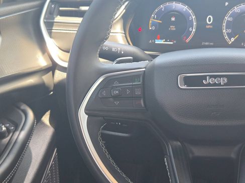 Used 2025 Jeep Grand Cherokee Laredo X RWD image 19