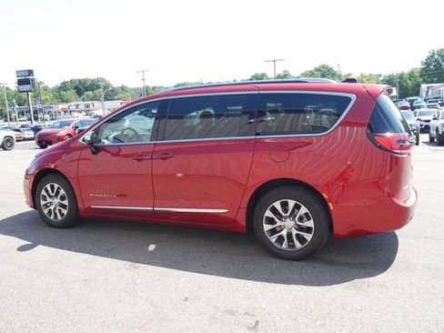 Used 2025 Chrysler Pacifica Pinnacle FWD image 10