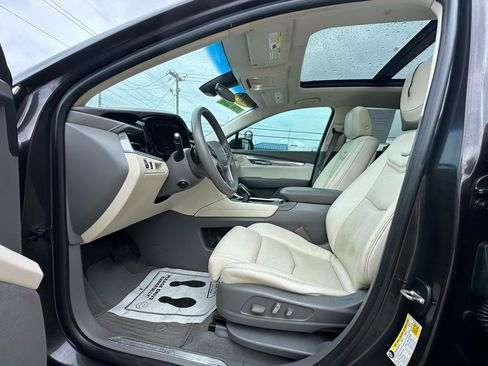 Used 2017 Cadillac XT5 Premium Luxury FWD image 9