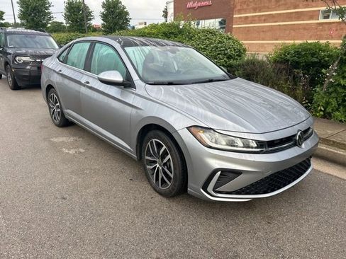 Used 2025 Volkswagen Jetta SE FWD image 2