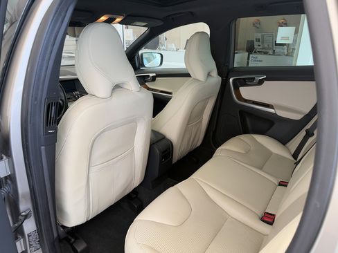 Used 2016 Volvo XC60 T6 Platinum w/ Inscription Package image 33