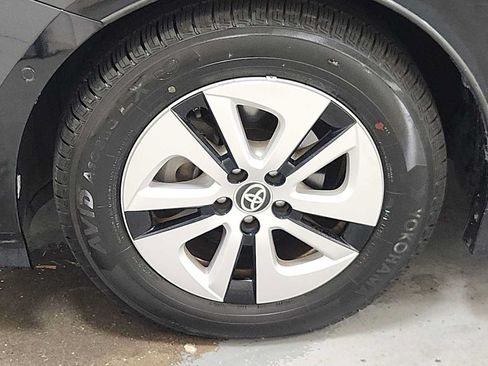 Certified 2018 Toyota Prius Three FWD image 10