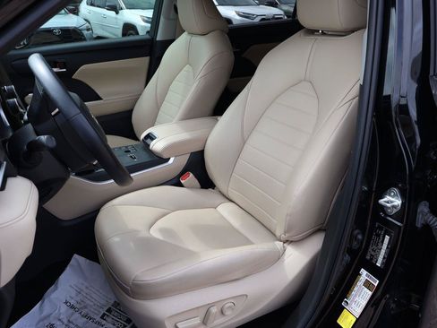 Used 2023 Toyota Highlander XLE FWD image 12