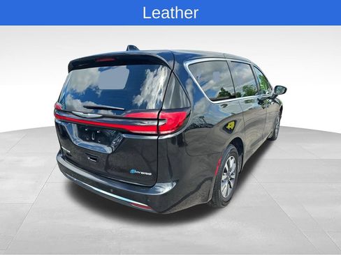 Used 2023 Chrysler Pacifica Touring-L FWD image 5