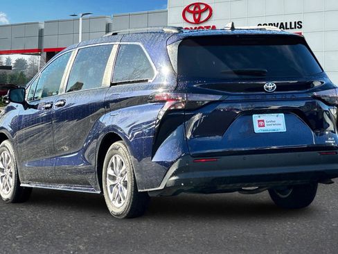 Used 2024 Toyota Sienna XLE image 6