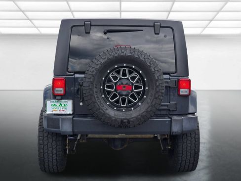 Used 2018 Jeep Wrangler Unlimited Sahara w/ Connectivity Group AWD/4WD image 16